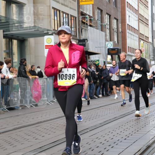 05.10.2025 - 20. swb-Marathon Bremen Strokosch-Dieckow http://msf.ph/oto/9262666 05.10.2025 11:02:53 Ziel 7776, 9224, 9225, 9229, 9246, 9300, 9325, 9593, 9661, 9662, 9893, 10142, 10185, 10405, 10446, 10471, 10777, 10926, 10963, 10995, 10996, 11103, 11124, 11236, 11376, 11390, 11467, 11502, 11508, 11509, 11682, 7776, 9224, 9225, 9229, 9246, 9300, 9325, 9593, 9661, 9662, 9893, 10142, 10185, 10405, 10446, 10471, 10777, 10926, 10963, 10995, 10996, 11103, 11124, 11236, 11376, 11390, 11467, 11502, 11508, 11509, 11682 meine-sportfotos.de