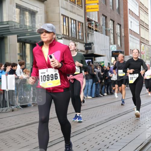 05.10.2025 - 20. swb-Marathon Bremen Strokosch-Dieckow http://msf.ph/oto/9262676 05.10.2025 11:02:53 Ziel 7776, 9224, 9225, 9229, 9246, 9300, 9325, 9593, 9661, 9662, 9893, 10142, 10185, 10405, 10446, 10471, 10777, 10926, 10963, 10995, 10996, 11103, 11124, 11236, 11376, 11390, 11467, 11502, 11508, 11509, 11682, 7776, 9224, 9225, 9229, 9246, 9300, 9325, 9593, 9661, 9662, 9893, 10142, 10185, 10405, 10446, 10471, 10777, 10926, 10963, 10995, 10996, 11103, 11124, 11236, 11376, 11390, 11467, 11502, 11508, 11509, 11682 meine-sportfotos.de