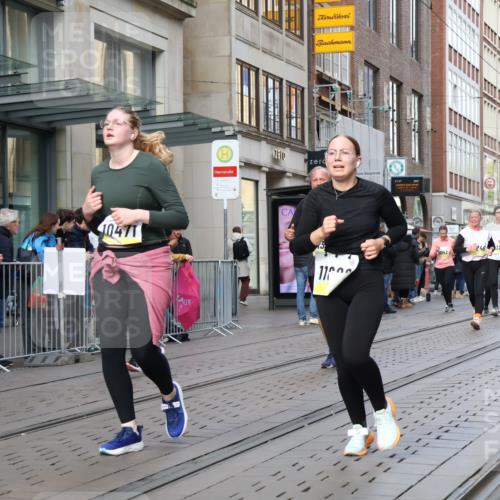 05.10.2025 - 20. swb-Marathon Bremen Strokosch-Dieckow http://msf.ph/oto/9262712 05.10.2025 11:02:55 Ziel 7776, 9224, 9225, 9229, 9246, 9300, 9308, 9325, 9593, 9661, 9662, 10142, 10185, 10405, 10446, 10471, 10926, 10963, 10995, 10996, 11103, 11124, 11150, 11236, 11376, 11390, 11467, 11502, 11508, 11509, 11682, 7776, 9224, 9225, 9229, 9246, 9300, 9308, 9325, 9593, 9661, 9662, 10142, 10185, 10405, 10446, 10471, 10926, 10963, 10995, 10996, 11103, 11124, 11150, 11236, 11376, 11390, 11467, 11502, 11508, 11509, 11682 meine-sportfotos.de