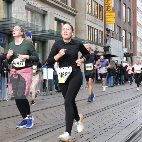 05.10.2025 - 20. swb-Marathon Bremen Strokosch-Dieckow http://msf.ph/oto/9262740 05.10.2025 11:02:56 Ziel 7776, 9224, 9225, 9229, 9246, 9300, 9308, 9325, 9593, 9661, 9662, 10142, 10185, 10405, 10446, 10471, 10926, 10963, 10995, 10996, 11103, 11124, 11150, 11236, 11376, 11390, 11467, 11502, 11508, 11509, 11682, 7776, 9224, 9225, 9229, 9246, 9300, 9308, 9325, 9593, 9661, 9662, 10142, 10185, 10405, 10446, 10471, 10926, 10963, 10995, 10996, 11103, 11124, 11150, 11236, 11376, 11390, 11467, 11502, 11508, 11509, 11682 meine-sportfotos.de