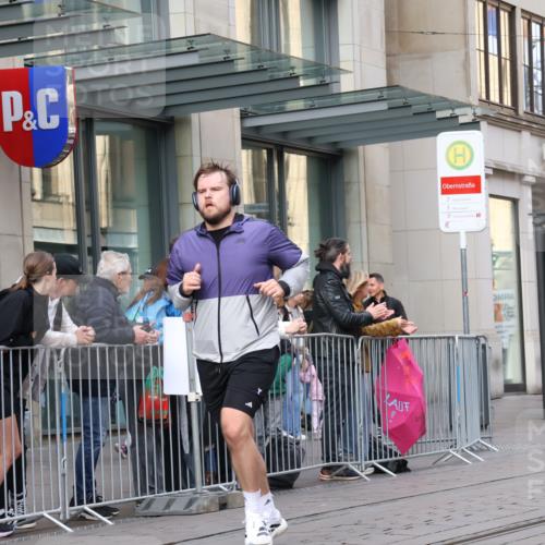05.10.2025 - 20. swb-Marathon Bremen Strokosch-Dieckow http://msf.ph/oto/9262811 05.10.2025 11:02:58 Ziel 7776, 9224, 9225, 9246, 9300, 9308, 9325, 9498, 9593, 9850, 10142, 10185, 10405, 10446, 10471, 10926, 10963, 10995, 10996, 11103, 11124, 11150, 11236, 11390, 11467, 11502, 11508, 11509, 11682, 7776, 9224, 9225, 9246, 9300, 9308, 9325, 9498, 9593, 9850, 10142, 10185, 10405, 10446, 10471, 10926, 10963, 10995, 10996, 11103, 11124, 11150, 11236, 11390, 11467, 11502, 11508, 11509, 11682 meine-sportfotos.de
