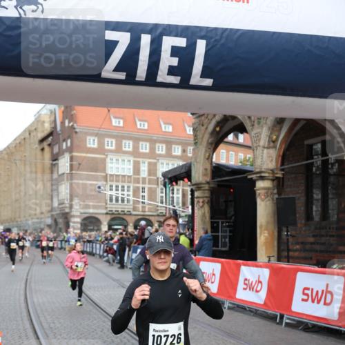 05.10.2025 - 20. swb-Marathon Bremen Yannick Fuchs http://msf.ph/oto/9262847 05.10.2025 10:49:49 Ziel 9452, 10170, 10636, 10712, 10726, 10873, 11692 meine-sportfotos.de
