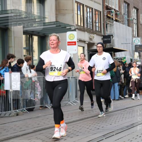 05.10.2025 - 20. swb-Marathon Bremen Strokosch-Dieckow http://msf.ph/oto/9262848 05.10.2025 11:02:59 Ziel 7776, 9224, 9225, 9246, 9300, 9308, 9325, 9498, 9593, 9850, 10142, 10185, 10405, 10446, 10471, 10926, 10963, 10995, 10996, 11103, 11124, 11150, 11236, 11390, 11467, 11502, 11508, 11509, 11682, 7776, 9224, 9225, 9246, 9300, 9308, 9325, 9498, 9593, 9850, 10142, 10185, 10405, 10446, 10471, 10926, 10963, 10995, 10996, 11103, 11124, 11150, 11236, 11390, 11467, 11502, 11508, 11509, 11682 meine-sportfotos.de