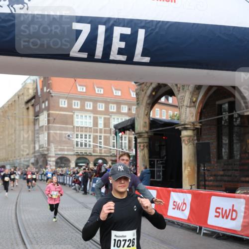 05.10.2025 - 20. swb-Marathon Bremen Yannick Fuchs http://msf.ph/oto/9262851 05.10.2025 10:49:49 Ziel 9452, 10170, 10636, 10712, 10726, 10873, 11692 meine-sportfotos.de