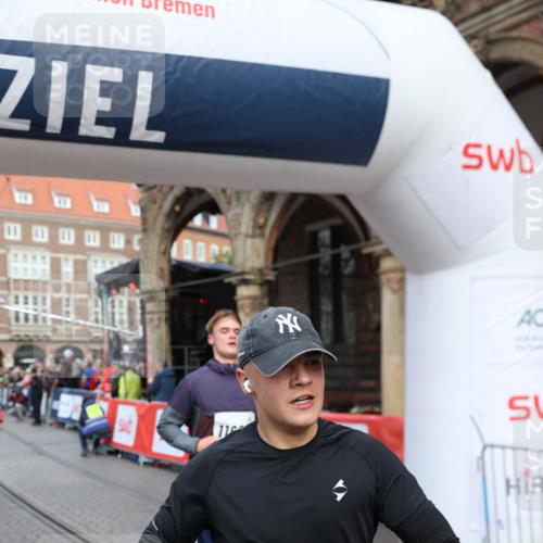 05.10.2025 - 20. swb-Marathon Bremen Yannick Fuchs http://msf.ph/oto/9262865 05.10.2025 10:49:50 Ziel 9452, 10170, 10726, 10873, 11692 meine-sportfotos.de