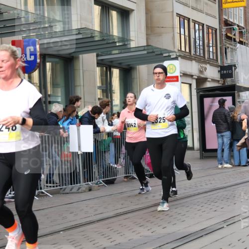 05.10.2025 - 20. swb-Marathon Bremen Strokosch-Dieckow http://msf.ph/oto/9262874 05.10.2025 11:03:00 Ziel 7776, 9224, 9225, 9246, 9300, 9308, 9325, 9486, 9498, 9593, 9850, 10142, 10405, 10446, 10471, 10926, 10963, 10995, 10996, 11103, 11124, 11150, 11236, 11390, 11467, 11502, 11508, 11509, 11682, 7776, 9224, 9225, 9246, 9300, 9308, 9325, 9486, 9498, 9593, 9850, 10142, 10405, 10446, 10471, 10926, 10963, 10995, 10996, 11103, 11124, 11150, 11236, 11390, 11467, 11502, 11508, 11509, 11682 meine-sportfotos.de