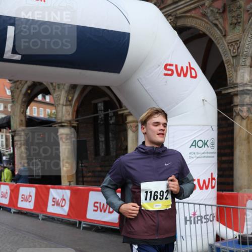 05.10.2025 - 20. swb-Marathon Bremen Yannick Fuchs http://msf.ph/oto/9262883 05.10.2025 10:49:50 Ziel 9452, 10170, 10726, 10873, 11692 meine-sportfotos.de