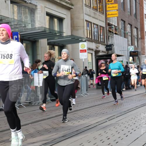 05.10.2025 - 20. swb-Marathon Bremen Strokosch-Dieckow http://msf.ph/oto/9262962 05.10.2025 11:03:03 Ziel 7199, 7776, 9224, 9225, 9246, 9308, 9325, 9486, 9498, 9850, 10142, 10405, 10446, 10471, 10926, 10963, 10995, 11103, 11124, 11150, 11236, 11390, 11467, 11502, 11508, 11509, 11522, 7199, 7776, 9224, 9225, 9246, 9308, 9325, 9486, 9498, 9850, 10142, 10405, 10446, 10471, 10926, 10963, 10995, 11103, 11124, 11150, 11236, 11390, 11467, 11502, 11508, 11509, 11522 meine-sportfotos.de