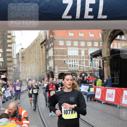 05.10.2025 - 20. swb-Marathon Bremen Yannick Fuchs http://msf.ph/oto/9262975 05.10.2025 10:49:55 Ziel 9218, 9369, 9452, 9696, 9761, 9889, 10346, 10726, 10781, 11091, 11692 meine-sportfotos.de