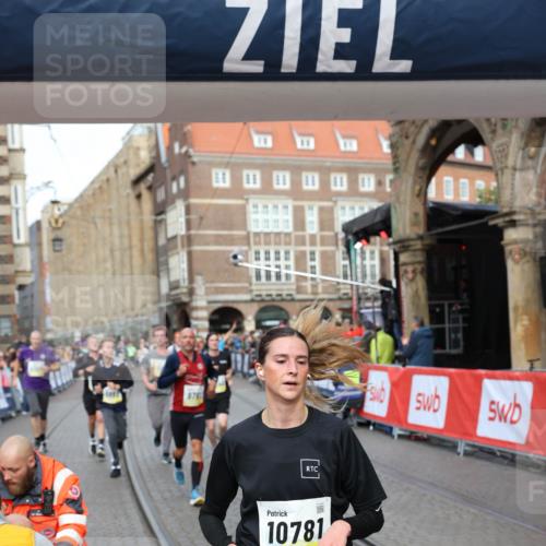 05.10.2025 - 20. swb-Marathon Bremen Yannick Fuchs http://msf.ph/oto/9262996 05.10.2025 10:49:55 Ziel 9218, 9369, 9452, 9696, 9761, 9889, 10346, 10726, 10781, 11091, 11692 meine-sportfotos.de