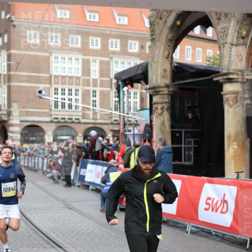 05.10.2025 - 20. swb-Marathon Bremen Yannick Fuchs http://msf.ph/oto/9263301 05.10.2025 10:50:03 Ziel 9369, 9693, 9696, 9761, 9889, 10159, 10346, 10543, 10946, 11091, 11642, 11749 meine-sportfotos.de