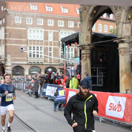 05.10.2025 - 20. swb-Marathon Bremen Yannick Fuchs http://msf.ph/oto/9263319 05.10.2025 10:50:03 Ziel 9369, 9693, 9696, 9761, 9889, 10159, 10346, 10543, 10946, 11091, 11642, 11749 meine-sportfotos.de