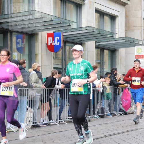 05.10.2025 - 20. swb-Marathon Bremen Strokosch-Dieckow http://msf.ph/oto/9263334 05.10.2025 11:03:20 Ziel 7199, 7788, 9315, 9486, 9498, 9850, 9940, 10213, 10238, 10297, 10478, 10603, 10604, 10711, 10713, 11039, 11150, 11272, 11306, 11522, 11589, 7199, 7788, 9315, 9486, 9498, 9850, 9940, 10213, 10238, 10297, 10478, 10603, 10604, 10711, 10713, 11039, 11150, 11272, 11306, 11522, 11589 meine-sportfotos.de