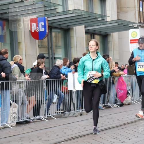 05.10.2025 - 20. swb-Marathon Bremen Strokosch-Dieckow http://msf.ph/oto/9263561 05.10.2025 11:03:29 Ziel 7788, 9241, 9315, 9379, 9571, 9940, 10106, 10213, 10238, 10265, 10271, 10297, 10478, 10603, 10604, 10711, 10713, 11039, 11183, 11272, 11306, 11589, 11609, 7788, 9241, 9315, 9379, 9571, 9940, 10106, 10213, 10238, 10265, 10271, 10297, 10478, 10603, 10604, 10711, 10713, 11039, 11183, 11272, 11306, 11589, 11609 meine-sportfotos.de