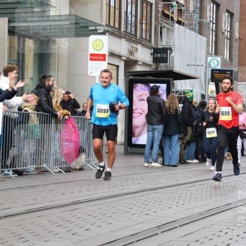 05.10.2025 - 20. swb-Marathon Bremen Strokosch-Dieckow http://msf.ph/oto/9263887 05.10.2025 11:03:45 Ziel 7123, 7788, 7789, 9241, 9275, 9379, 9398, 9448, 9571, 10098, 10106, 10205, 10265, 10271, 10551, 10853, 11001, 11077, 11102, 11183, 11272, 11609, 11611, 11685, 7123, 7788, 7789, 9241, 9275, 9379, 9398, 9448, 9571, 10098, 10106, 10205, 10265, 10271, 10551, 10853, 11001, 11077, 11102, 11183, 11272, 11609, 11611, 11685 meine-sportfotos.de