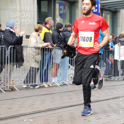 05.10.2025 - 20. swb-Marathon Bremen Strokosch-Dieckow http://msf.ph/oto/9263938 05.10.2025 11:03:48 Ziel 7123, 7789, 9275, 9398, 9448, 9537, 10098, 10205, 10265, 10271, 10551, 10853, 11001, 11077, 11102, 11183, 11609, 11611, 11685, 7123, 7789, 9275, 9398, 9448, 9537, 10098, 10205, 10265, 10271, 10551, 10853, 11001, 11077, 11102, 11183, 11609, 11611, 11685 meine-sportfotos.de