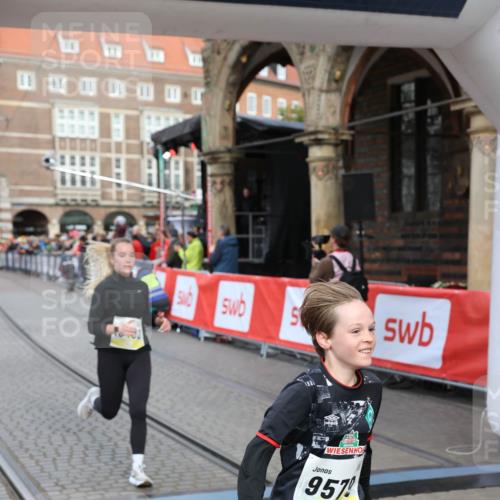 05.10.2025 - 20. swb-Marathon Bremen Yannick Fuchs http://msf.ph/oto/9264124 05.10.2025 10:50:21 Ziel 9579, 9645, 9689, 10022, 10246, 10356, 10400, 10443, 11104 meine-sportfotos.de