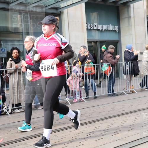 05.10.2025 - 20. swb-Marathon Bremen Strokosch-Dieckow http://msf.ph/oto/9264177 05.10.2025 11:04:00 Ziel 7789, 8111, 9448, 9537, 9610, 9684, 10098, 10278, 10439, 10483, 10678, 10853, 10956, 11001, 11044, 11077, 11102, 11200, 11685, 11704, 7789, 8111, 9448, 9537, 9610, 9684, 10098, 10278, 10439, 10483, 10678, 10853, 10956, 11001, 11044, 11077, 11102, 11200, 11685 meine-sportfotos.de