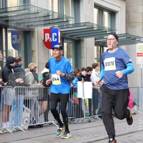 05.10.2025 - 20. swb-Marathon Bremen Strokosch-Dieckow http://msf.ph/oto/9264299 05.10.2025 11:04:06 Ziel 8111, 9394, 9448, 9537, 9610, 9684, 9915, 10278, 10439, 10483, 10485, 10531, 10674, 10678, 10869, 10956, 11044, 11196, 11200, 11542, 11704, 8111, 9394, 9448, 9537, 9610, 9684, 9915, 10278, 10439, 10483, 10485, 10531, 10674, 10678, 10869, 10956, 11044, 11196, 11200, 11542 meine-sportfotos.de