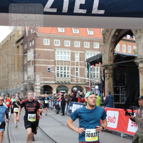 05.10.2025 - 20. swb-Marathon Bremen Yannick Fuchs http://msf.ph/oto/9264305 05.10.2025 10:50:28 Ziel 8866, 9740, 10022, 10400, 10443, 10537, 10923, 11022, 11460 meine-sportfotos.de