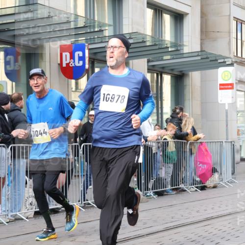 05.10.2025 - 20. swb-Marathon Bremen Strokosch-Dieckow http://msf.ph/oto/9264311 05.10.2025 11:04:06 Ziel 8111, 9394, 9448, 9537, 9610, 9684, 9915, 10278, 10439, 10483, 10485, 10531, 10674, 10678, 10869, 10956, 11044, 11196, 11200, 11542, 11704, 8111, 9394, 9448, 9537, 9610, 9684, 9915, 10278, 10439, 10483, 10485, 10531, 10674, 10678, 10869, 10956, 11044, 11196, 11200, 11542 meine-sportfotos.de