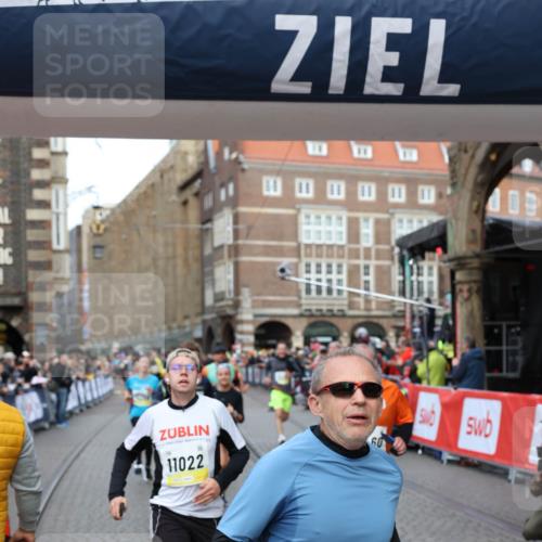 05.10.2025 - 20. swb-Marathon Bremen Yannick Fuchs http://msf.ph/oto/9264430 05.10.2025 10:50:30 Ziel 8866, 9740, 10443, 10537, 10923, 11022, 11254, 11298, 11460, 11531, 11740 meine-sportfotos.de