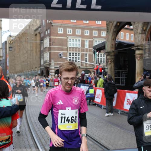 05.10.2025 - 20. swb-Marathon Bremen Yannick Fuchs http://msf.ph/oto/9264647 05.10.2025 10:50:44 Ziel 9267, 9299, 9337, 9578, 9986, 10199, 10251, 11062, 11466 meine-sportfotos.de