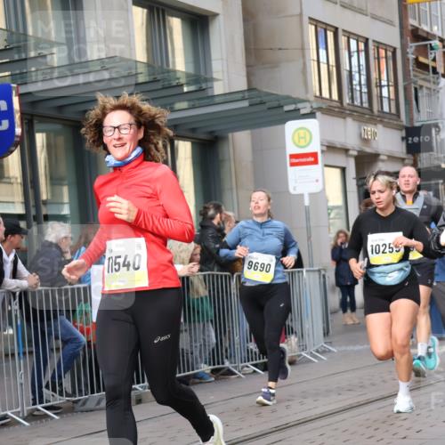 05.10.2025 - 20. swb-Marathon Bremen Strokosch-Dieckow http://msf.ph/oto/9265885 05.10.2025 11:04:57 Ziel 9440, 9515, 9642, 9668, 9690, 9713, 9908, 9944, 9978, 10018, 10021, 10158, 10255, 10289, 10343, 10511, 10828, 10965, 10990, 11016, 11064, 11106, 11121, 11171, 11323, 11412, 11501, 11540, 11650, 11707, 9440, 9515, 9642, 9668, 9690, 9713, 9908, 9944, 9978, 10018, 10021, 10158, 10255, 10289, 10343, 10511, 10828, 10965, 10990, 11016, 11064, 11106, 11121, 11171, 11323, 11412, 11501, 11540, 11650, 11707 meine-sportfotos.de