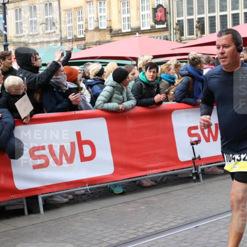 05.10.2025 - 20. swb-Marathon Bremen Yannick Fuchs http://msf.ph/oto/9266285 05.10.2025 10:51:22 Ziel 9906, 10215, 10222, 10432 meine-sportfotos.de