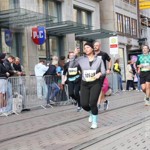 05.10.2025 - 20. swb-Marathon Bremen Strokosch-Dieckow http://msf.ph/oto/9266433 05.10.2025 11:05:19 Ziel 7654, 7777, 9210, 9335, 9419, 9423, 9752, 9907, 10025, 10158, 10197, 10289, 10426, 10437, 10511, 10529, 10542, 10619, 10769, 10843, 10844, 10999, 11064, 11164, 11455, 11604, 11676, 11681, 7654, 7777, 9210, 9335, 9419, 9423, 9752, 9907, 10025, 10158, 10197, 10289, 10426, 10437, 10511, 10529, 10542, 10619, 10769, 10843, 10844, 10999, 11064, 11164, 11455, 11604, 11676, 11681 meine-sportfotos.de