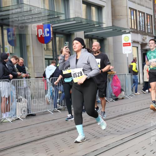 05.10.2025 - 20. swb-Marathon Bremen Strokosch-Dieckow http://msf.ph/oto/9266444 05.10.2025 11:05:19 Ziel 7654, 7777, 9210, 9335, 9419, 9423, 9752, 9907, 10025, 10158, 10197, 10289, 10426, 10437, 10511, 10529, 10542, 10619, 10769, 10843, 10844, 10999, 11064, 11164, 11455, 11604, 11676, 11681, 7654, 7777, 9210, 9335, 9419, 9423, 9752, 9907, 10025, 10158, 10197, 10289, 10426, 10437, 10511, 10529, 10542, 10619, 10769, 10843, 10844, 10999, 11064, 11164, 11455, 11604, 11676, 11681 meine-sportfotos.de