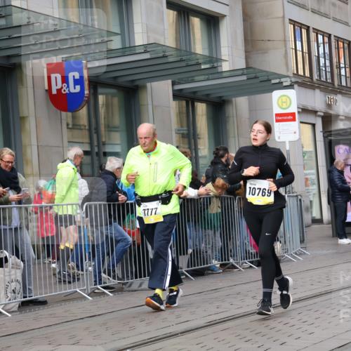 05.10.2025 - 20. swb-Marathon Bremen Strokosch-Dieckow http://msf.ph/oto/9266521 05.10.2025 11:05:23 Ziel 7654, 7777, 9210, 9335, 9419, 9423, 9752, 9907, 10025, 10197, 10426, 10437, 10529, 10542, 10619, 10769, 10843, 10844, 10999, 11164, 11455, 11604, 11676, 11681, 7654, 7777, 9210, 9335, 9419, 9423, 9752, 9907, 10025, 10197, 10426, 10437, 10529, 10542, 10619, 10769, 10843, 10844, 10999, 11164, 11455, 11604, 11676, 11681 meine-sportfotos.de