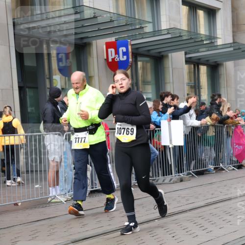 05.10.2025 - 20. swb-Marathon Bremen Strokosch-Dieckow http://msf.ph/oto/9266563 05.10.2025 11:05:24 Ziel 7654, 7777, 9210, 9335, 9419, 9423, 9752, 9907, 10197, 10426, 10437, 10529, 10619, 10769, 10843, 10844, 10999, 11164, 11455, 11604, 11676, 11681, 7654, 7777, 9210, 9335, 9419, 9423, 9752, 9907, 10197, 10426, 10437, 10529, 10619, 10769, 10843, 10844, 10999, 11164, 11455, 11604, 11676, 11681 meine-sportfotos.de