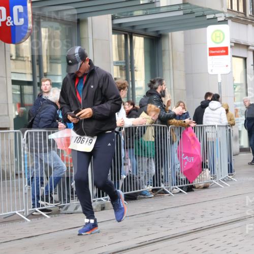 05.10.2025 - 20. swb-Marathon Bremen Strokosch-Dieckow http://msf.ph/oto/9266602 05.10.2025 11:05:29 Ziel 7777, 9335, 9423, 9907, 9931, 10197, 10529, 10619, 10769, 10843, 10844, 10999, 11425, 11455, 11468, 11604, 7777, 9335, 9423, 9907, 9931, 10197, 10529, 10619, 10769, 10843, 10844, 10999, 11425, 11455, 11468, 11604 meine-sportfotos.de
