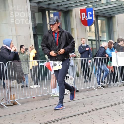 05.10.2025 - 20. swb-Marathon Bremen Strokosch-Dieckow http://msf.ph/oto/9266630 05.10.2025 11:05:30 Ziel 7777, 9335, 9355, 9423, 9907, 9931, 10095, 10197, 10529, 10587, 10597, 10619, 10769, 10843, 10844, 10999, 11134, 11425, 11455, 11468, 11604, 7777, 9335, 9355, 9423, 9907, 9931, 10095, 10197, 10529, 10587, 10597, 10619, 10769, 10843, 10844, 10999, 11134, 11425, 11455, 11468, 11604 meine-sportfotos.de