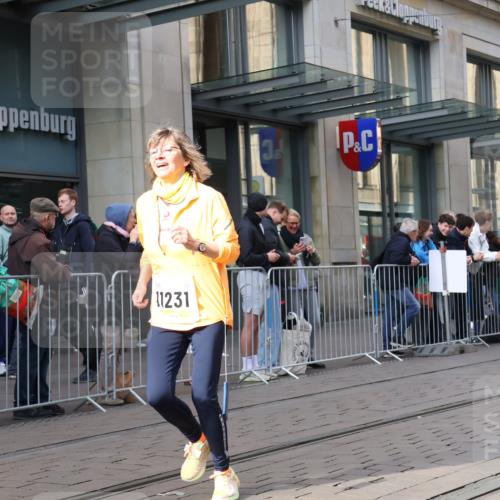 05.10.2025 - 20. swb-Marathon Bremen Strokosch-Dieckow http://msf.ph/oto/9266751 05.10.2025 11:05:34 Ziel 7777, 9335, 9355, 9423, 9907, 9931, 10081, 10095, 10100, 10101, 10197, 10529, 10587, 10597, 10619, 10769, 11134, 11425, 11455, 11468, 11525, 11604, 7777, 9335, 9355, 9423, 9907, 9931, 10081, 10095, 10100, 10101, 10197, 10529, 10587, 10597, 10619, 10769, 11134, 11425, 11455, 11468, 11604 meine-sportfotos.de