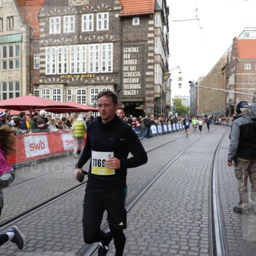 05.10.2025 - 20. swb-Marathon Bremen Yannick Fuchs http://msf.ph/oto/9267069 05.10.2025 10:51:54 Ziel 8333, 9004, 9259, 9506, 10436, 10968, 11361, 11689, 11696 meine-sportfotos.de