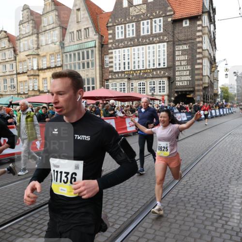05.10.2025 - 20. swb-Marathon Bremen Yannick Fuchs http://msf.ph/oto/9267509 05.10.2025 10:52:04 Ziel 9683, 10380, 10581, 10625, 10817, 11080, 11136, 11325, 11394 meine-sportfotos.de