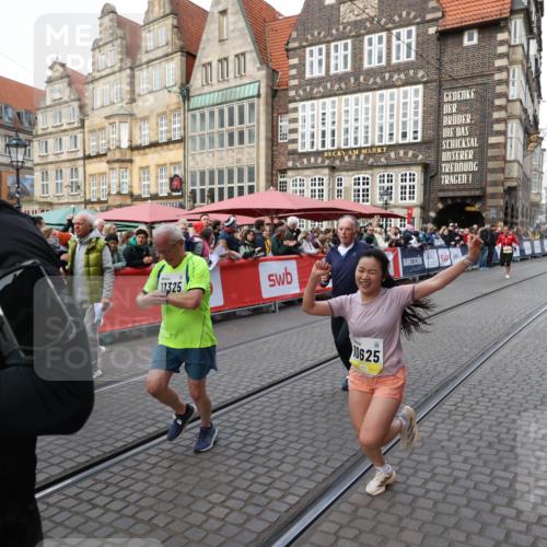 05.10.2025 - 20. swb-Marathon Bremen Yannick Fuchs http://msf.ph/oto/9267530 05.10.2025 10:52:04 Ziel 9683, 10380, 10581, 10625, 10817, 11080, 11136, 11325, 11394 meine-sportfotos.de