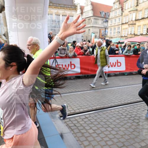05.10.2025 - 20. swb-Marathon Bremen Yannick Fuchs http://msf.ph/oto/9267610 05.10.2025 10:52:05 Ziel 9683, 10380, 10581, 10625, 10817, 11080, 11136, 11325, 11394 meine-sportfotos.de