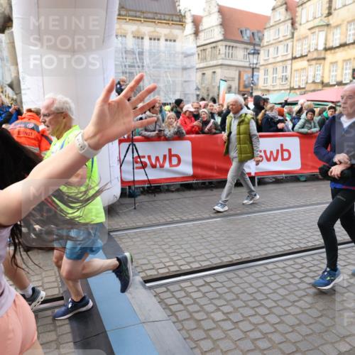 05.10.2025 - 20. swb-Marathon Bremen Yannick Fuchs http://msf.ph/oto/9267618 05.10.2025 10:52:05 Ziel 9683, 10380, 10581, 10625, 10817, 11080, 11136, 11325, 11394 meine-sportfotos.de