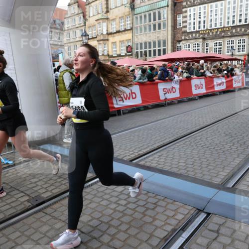 05.10.2025 - 20. swb-Marathon Bremen Yannick Fuchs http://msf.ph/oto/9268058 05.10.2025 10:52:19 Ziel 9196, 9226, 9852, 9939, 10038, 10240, 10438, 10668, 10727, 10900, 10942, 10977, 11641 meine-sportfotos.de