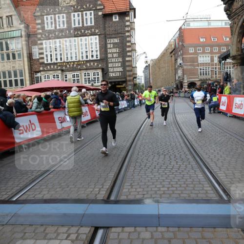 05.10.2025 - 20. swb-Marathon Bremen Yannick Fuchs http://msf.ph/oto/9268619 05.10.2025 10:52:28 Ziel 9584, 9955, 9987, 10038, 10507, 10719, 10900, 10927, 10942, 11128, 11458, 11491, 11665 meine-sportfotos.de