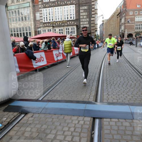 05.10.2025 - 20. swb-Marathon Bremen Yannick Fuchs http://msf.ph/oto/9268645 05.10.2025 10:52:28 Ziel 9584, 9955, 9987, 10038, 10507, 10719, 10900, 10927, 10942, 11128, 11458, 11491, 11665 meine-sportfotos.de