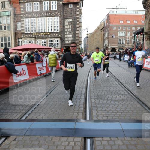05.10.2025 - 20. swb-Marathon Bremen Yannick Fuchs http://msf.ph/oto/9268682 05.10.2025 10:52:28 Ziel 9584, 9955, 9987, 10038, 10507, 10719, 10900, 10927, 10942, 11128, 11458, 11491, 11665 meine-sportfotos.de