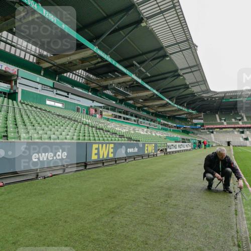 05.10.2025 - 20. swb-Marathon Bremen Michael Burmester http://msf.ph/oto/9275645 05.10.2025 10:09:13 Laufen im Stadion  meine-sportfotos.de