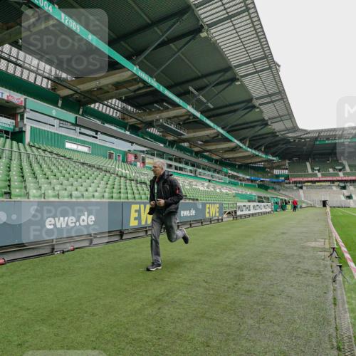 05.10.2025 - 20. swb-Marathon Bremen Michael Burmester http://msf.ph/oto/9275680 05.10.2025 10:09:31 Laufen im Stadion  meine-sportfotos.de