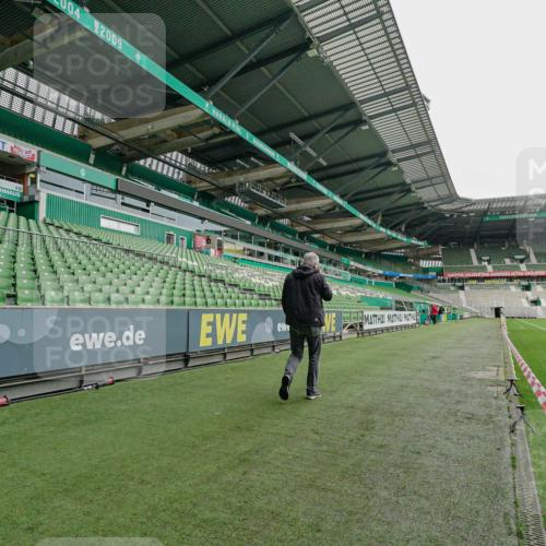 05.10.2025 - 20. swb-Marathon Bremen Michael Burmester http://msf.ph/oto/9275691 05.10.2025 10:12:23 Laufen im Stadion  meine-sportfotos.de