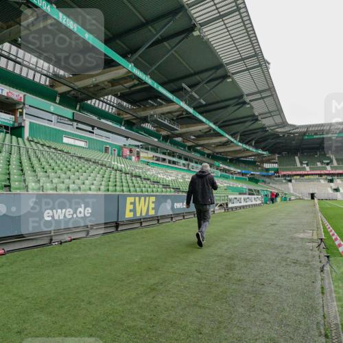 05.10.2025 - 20. swb-Marathon Bremen Michael Burmester http://msf.ph/oto/9275700 05.10.2025 10:12:23 Laufen im Stadion  meine-sportfotos.de