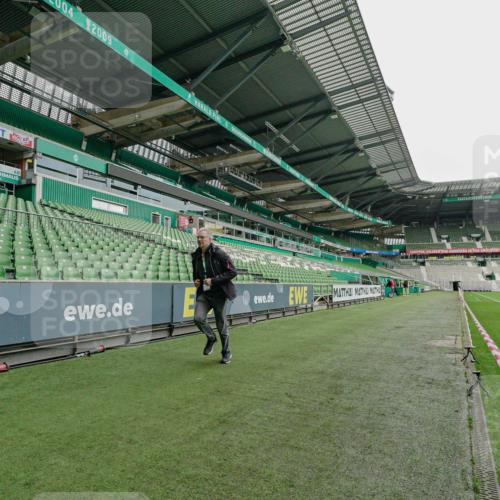 05.10.2025 - 20. swb-Marathon Bremen Michael Burmester http://msf.ph/oto/9275707 05.10.2025 10:12:39 Laufen im Stadion  meine-sportfotos.de